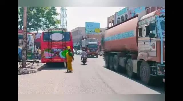 திருவள்ளூர்: ஊத்துக்கோட்டை,
சாலையில் நிறுத்தப்படும் வாகனங்களால், விபத்து அபாயத்தில் வாகன ஓட்டிகள் பயணித்து வருகின்றனர்.