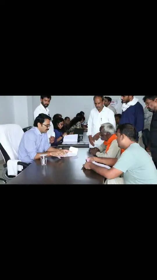 न.पा.सराय परिसर की शासकीय भूमि पर से अवैध निर्माण तत्काल हटवाएं- डॉ. मीना
कलेक्टर ने की जनसुनवाई, 63 आवेदकों की सुनी समस्याएं
नगरीय क्षेत्र के सराय परिसर में शासकीय भूमि पर किये जा रहे अवैध व स्थायी निर्माण को तत्काल हटाएं। यह निर्देश कलेक्टर डॉ. शेर सिंह मीना ने मंगलवार को जनसुनवाई में छावनी आगर निवासी श्रीमती सुधा मेठी के आवेदन पर सी.एम.ओ. आगर को दिए। आवेदिका सुधा मेठी ने कलेक्टर को अवगत कराया कि उनकी एक दुकान सराय परिसर में न.पा. से किराये पर ली गई हैं। इस दुकान के समीप कार्नर की शासकीय भूमि पर एक व्यक्ति द्वारा अवैध कब्जा कर स्थाई निर्माण किया जा रहा है, इससे उनकी दुकान को भी क्षति हो रही है। इस पर कलेक्टर ने न.पा. सीएमओ को उक्त शासकीय भूमि को तत्काल अतिक्रमण मुक्त करवाकर अवैध निर्माण को हटवाने के निर्देश दिए है।
जनसुनवाई में मंगल कॉलोनी उज्जैन की श्रीमती विद्या पानीवाल ने सड़क दुर्घटना में पति की मृत्यु नवम्बर 2024 में हो जाने पर कलेक्टर न्यायालय द्वारा स्वीकृत 2 लाख रूपए की राशि दिलाने संबंधी आवेदन पर न्यू इंडिया इश्योरेंस कम्पनी के प्रबंधक को निर्देश दिए कि तत्काल हितग्राही को राशि का भुगतान कर अवगत करवाएं।
जनसुनवाई में लाखाखेड़ी की फरीदा बी ने आंगनवाड़ी सहायिक भर्ती में बी.पी.एल कार्ड के अंक नहीं प्रदान करने संबंधी आवेदन पर कलेक्टर ने लिखित में आपत्ति दर्ज करवाने तथा डीपीओ को आपत्ति का निराकरण कर फरीदा बी को बीपीएल के अंक प्रदान कर पुन: मेरीट सूची बनाने के निर्देश दिए।
जनुसनवाई में निपानिया के दिनेश ने विद्युत बिल अधिक आने पर कम कराने, जगतपुरा के बनेसिंह ने आदेशों का अमल कराने, आगर की सीताबाई एवं पालडा के देवीसिंह ने पेंशन प्रारंभ करवाने, सोयत के दुर्गालाल ने भूमि का मुआवजा दिलाने, आगर के अशोक कुमार ने परेशान करने के विरूद्ध कार्यवाही करने, कांकर के हरिदास ने भूमि पर जाने का रास्ता दिलाने, बड़ौद की सविता मकवाना ने अनुकम्पा नियुक्ति दिलाने, ग्राम मोड़ी की उमा पाटीदार ने गिरदावर द्वारा आदेश का पालन न करने, बोरखेड़ी कांवल के रतनलाल ने जमीन संबंधी प्रकरण में पटवारी द्वारा अमल कार्यवाही नहीं करने, खेजड़ी के रघुनाथसिंह ने मुआवजा राशि दिलाने संबंधी आवेदन प्रस्तुत किये। कलेक्टर ने प्राप्त आवेदनों पर त्वरित कार्यवाही कर आवेदकों की समस्या का समय-सीमा में निराकरण करने के निर्देश दिए।
जनसुनवाई में अपर कलेक्टर डॉ. शालिनी श्रीवास्तव, एसडीएम आगर श्री मिलिन्द ढ़ोके सहित जिला अधिकारी उपस्थित थे।