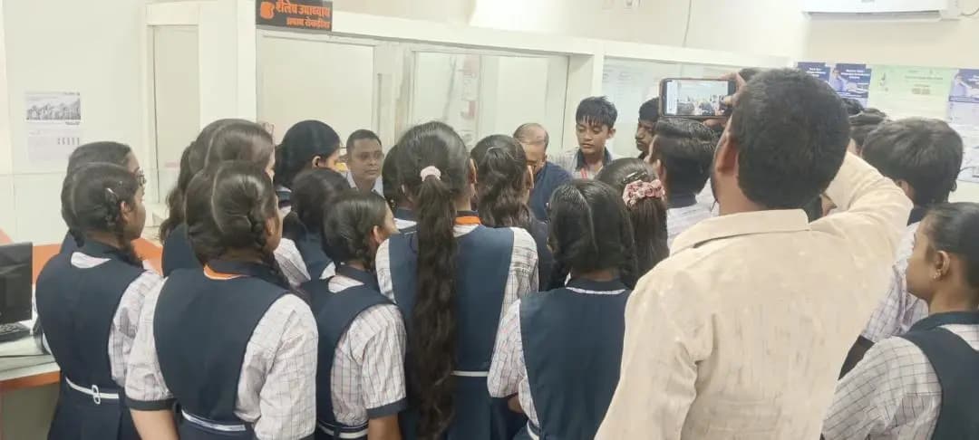 दोवड़ा: बैंक ऑफ बड़ौदा की पुनाली शाखा में विद्यार्थियों को बैंकिंग जानकारी
