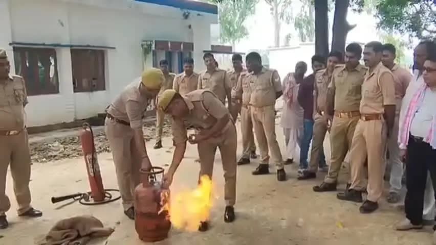 बेल्थरा रोड: भीमपुरा में अगलगी की आपात स्थिति में क्या करें, पुलिस ने दिया प्रशिक्षण, सिलेंडर में आग बुझाने का प्रैक्टिकल