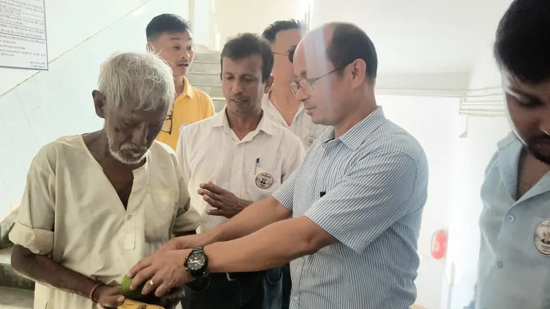 খোয়াই: ইঞ্জিনিয়ার ডে উপলক্ষে খোয়াই জেলা হাসপাতালে রোগীে ফল-মিষ্টি বিতরণ