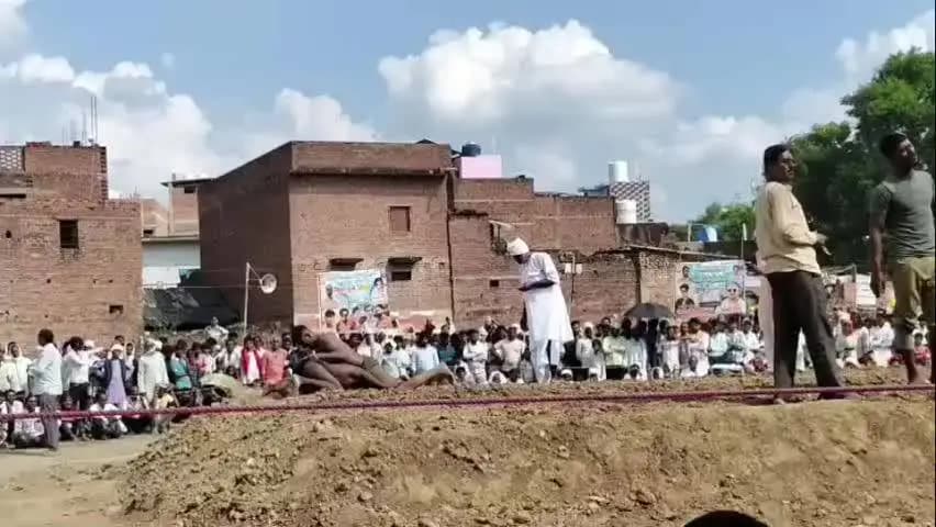 हमीरपुर: सुमेरपुर कस्बे में हनुमानगढ़ी के रविदास ने राजस्थान के लालू को किया चित, पशु बाजार मेला मैदान में हुआ विशाल दंगल