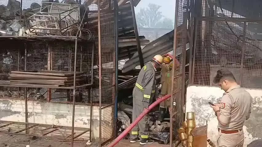 मुरादाबाद: नूरपुर की फैक्ट्री में आग लगी, शॉर्ट सर्किट की आशंका; तीन फायर टेंडरों ने पाया काबू, कोई जनहानि नहीं हुई