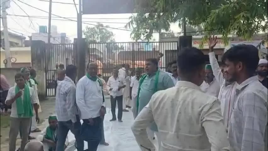 बिसौली: बिसौली तहसील के गेट बंद कर भाकियू ने किया धरना-प्रदर्शन, यातायात रोका; समस्याओं के समाधान न होने का लगाया आरोप