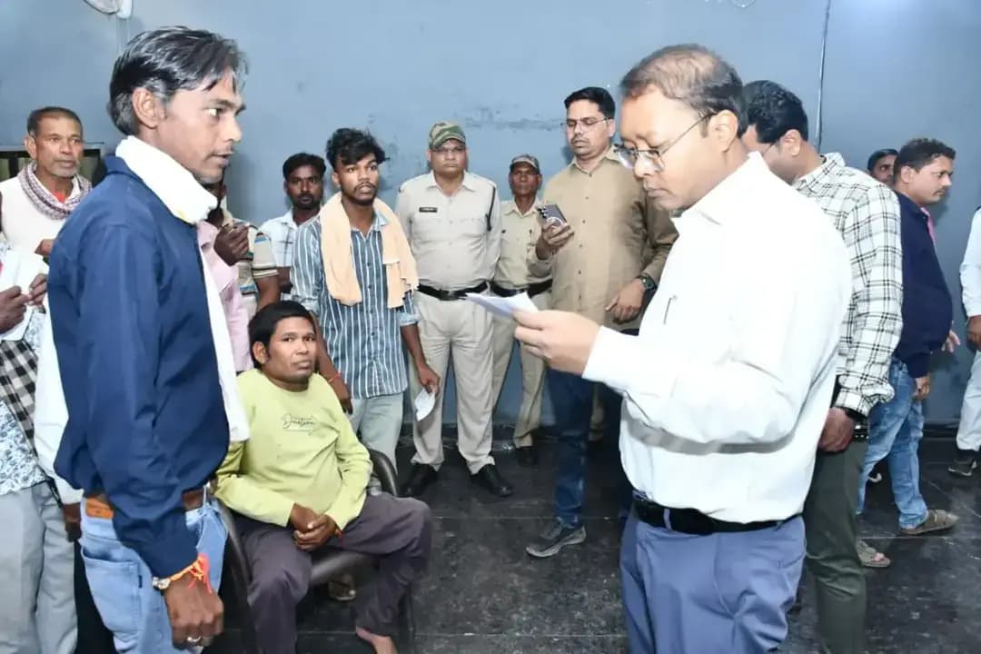 जनदर्शन में कलेक्टर श्री अमृत विकास तोपनो ने सुनीं आम नागरिकों की समस्याएं।
पेंशन, पीएम किसान, शौचालय और बिजली संबंधी मांगों पर अधिकारियों को त्वरित निराकरण के निर्देश।
#mungeli #chhattisgarh