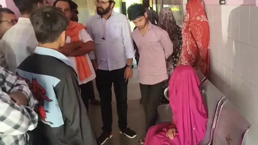 मानिकपुर: बारह माफी में सांप के डसने की खबर मिलते ही विधायक प्रतिनिधि अस्पताल पहुंचे, गरीब महिला का बढ़ाया हौसला