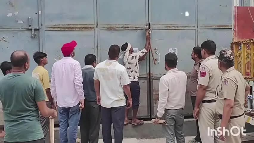 स्वरुप नगर में जेक लगाकर उठाए गए गोदाम पर MCD का चला हथौड़ा!