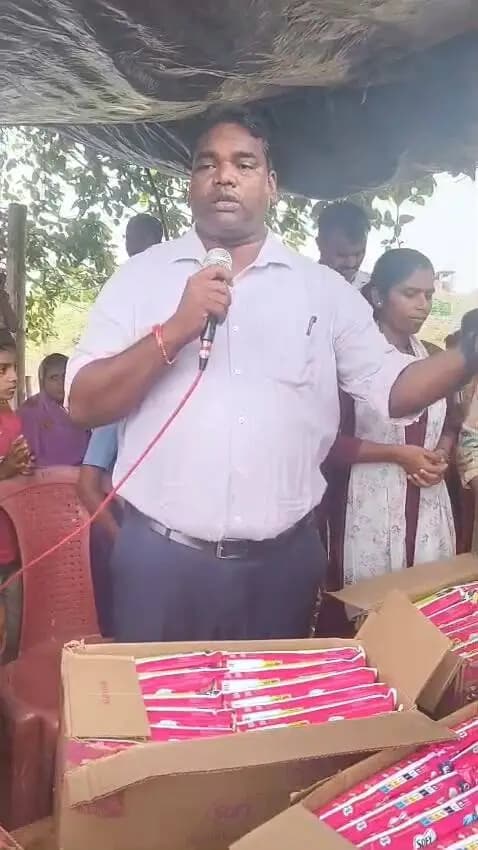 खगड़िया में बाढ़ प्रभावित महिलाओं के बीच स्वच्छता संवाद व सैनिटरी पैड वितरण
खगड़िया के मानसी प्रखंड स्थित पूर्वी ठठ्ठा ग्राम पंचायत (वार्ड 14, चैधा) में जिला प्रशासन एवं महिला एवं बाल विकास निगम द्वारा विशेष जागरूकता सत्र आयोजित किया गया। कार्यक्रम में अधिकारियों ने बाढ़ प्रभावित महिलाओं, किशोरियों और अभिभावकों के साथ स्वच्छता, स्वास्थ्य देखभाल और सैनिटरी पैड के प्रयोग की अनिवार्यता पर सीधा संवाद किया। इस दौरान 'सखी वार्ता' के माध्यम से समाज में स्वच्छता के प्रति खुलकर चर्चा करने का आह्वान करते हुए सभी बालिकाओं एवं महिलाओं के बीच सैनिटरी पैड वितरित किए गए।