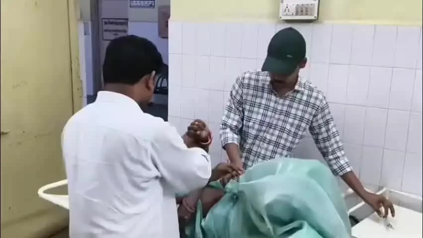 बबेरू: साथी गांव के पास बाइक सवार पति, पत्नी और मासूम बच्चा गिरकर घायल, पत्नी को डॉक्टरों ने जिला अस्पताल किया रिफर