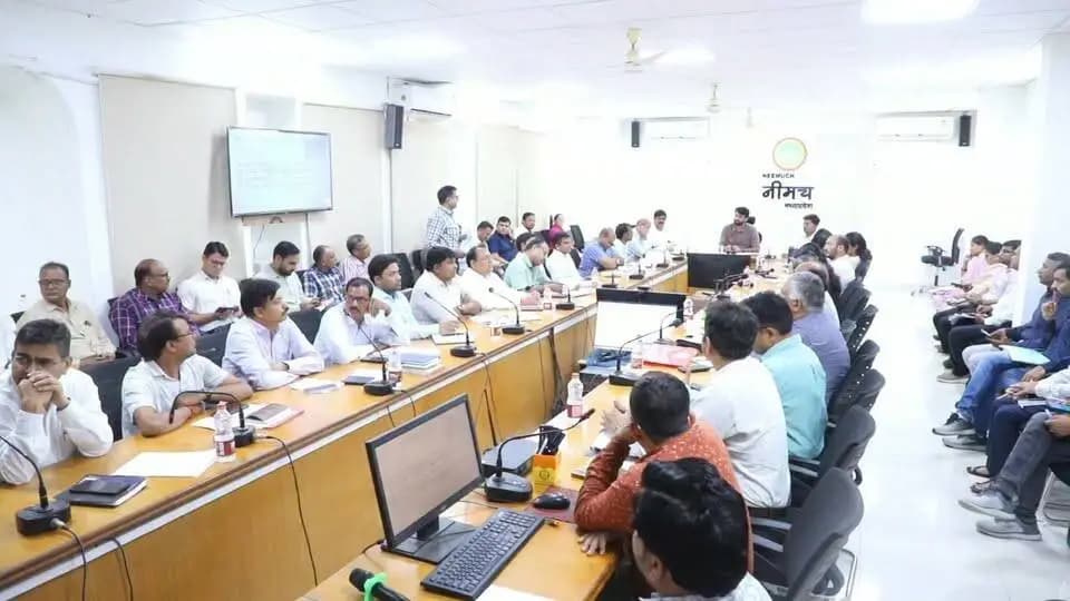 कलेक्टर Himanshu Chandra की अध्यक्षता में साप्ताहिक समय-सीमा बैठक संपन्न।
लंबित प्रकरणों का समयबद्ध एवं संतुष्टिपूर्ण निराकरण सुनिश्चित करने के निर्देश।
◾सीएम हेल्पलाइन की 50 दिवस से अधिक लंबित शिकायतों को प्राथमिकता से निराकृत करने के निर्देश।
◾खराब ग्रेडिंग एवं रैंकिंग वाले विभागों को निराकरण की गति बढ़ाकर राज्य स्तर पर रैंकिंग सुधारने के निर्देश।
◾फॉर्मर रजिस्ट्री के कार्य को अभियान के रूप में संचालित करने के निर्देश; 30 सितंबर तक प्रगति 65 प्रतिशत से कम नहीं रखने के निर्देश।
◾राजस्व एवं कृषि विभाग के संयुक्त दल द्वारा कैंप आयोजित कर फॉर्मर रजिस्ट्री का कार्य सुनिश्चित करने के निर्देश।
◾स्वीकृत आंगनवाड़ियों के कार्य शीघ्र प्रारंभ कराने एवं नियमित मॉनिटरिंग के निर्देश।
◾सभी नगरीय निकायों में नागरिकों को स्वच्छ एवं गुणवत्तापूर्ण पेयजल उपलब्ध कराने तथा समय-समय पर गुणवत्ता जांच सुनिश्चित करने के निर्देश।
◾मुख्यमंत्री जन विश्वास अभियान के आवेदनों का त्वरित निराकरण सुनिश्चित करने के निर्देश।
◾17 सितंबर से प्रारंभ होने वाले सेवा संकल्प अभियान की तैयारियों की समीक्षा; निर्धारित गतिविधियों का प्रभावी क्रियान्वयन सुनिश्चित करने के निर्देश।
◾कलेक्टर ने अधिकारियों को विभागीय समन्वय के साथ योजनाओं एवं निर्धारित कार्यों का समयबद्ध और सुचारू क्रियान्वयन सुनिश्चित करने के निर्देश दिए।
CM Madhya Pradesh
Jansampark Madhya Pradesh
#TL
#Neemuch
#नीमच