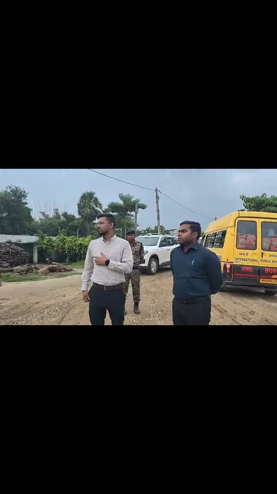 ज़िलाधिकारी ने अभियंताओं एवं अधिकारियों को बागमती नदी पर उच्च स्तरीय पुल निर्माण में तेजी लाने का दिया निर्देश
डीएम ने भू-अर्जन की प्रक्रिया शीघ्र पूरी करने का दिया निर्देश
ज़िलाधिकारी, मुज़फ़्फ़रपुर ने BSHP-IV अंतर्गत बागमती नदी पर उच्च स्तरीय पुल (Bund to Bund Bridge/Elevated Road) तथा गरहाँ (NH-57)-हथौड़ी-अतरार-बावनगमा-औराई पथ, जिसकी कुल लंबाई 21.30 किलोमीटर है, के अंतर्गत बागमती नदी पर उच्च स्तरीय पुल के संरचना निर्माण कार्य में प्रगति का जायज़ा लेने के लिए आज स्थल निरीक्षण किया।