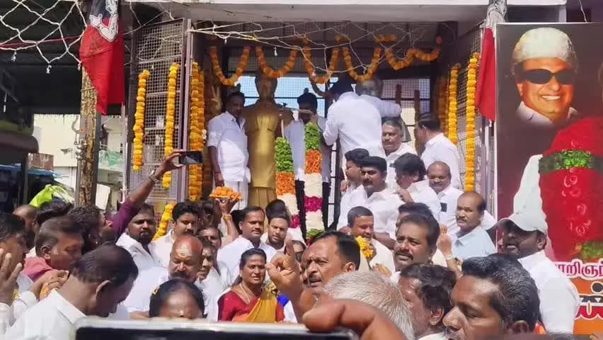 சூளகிரி: அண்ணாநகரில், அதிமுக சார்பில் பேரறிஞர் அண்ணா பிறந்தநாளையொட்டி அண்ணா,எம்ஜிஆர் சிலைகளுக்கு மாலை அணிவித்து மரியாதை செலுத்திய அதிமுகவினர்