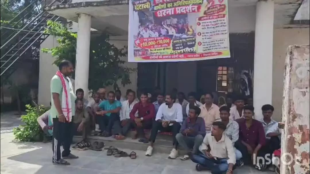 पीपलखूंट: सरपंच पर भ्रष्टाचार के आरोप, ग्रामीणों का धरना दूसरे दिन भी जारी; PM आवास सूची में नाम जोड़ने के लिए रुपए लेने का आरोप