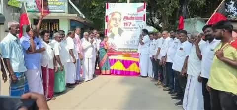 அரக்கோணம்: நெமிலி கிழக்கு ஒன்றிய திமுக சார்பில் பேரறிஞர் அண்ணா பிறந்த நாளை முன்னிட்டு அவரது திருவுருவ சிலைக்கு மாலை அணிவித்து திமுகவினர் மரியாதை