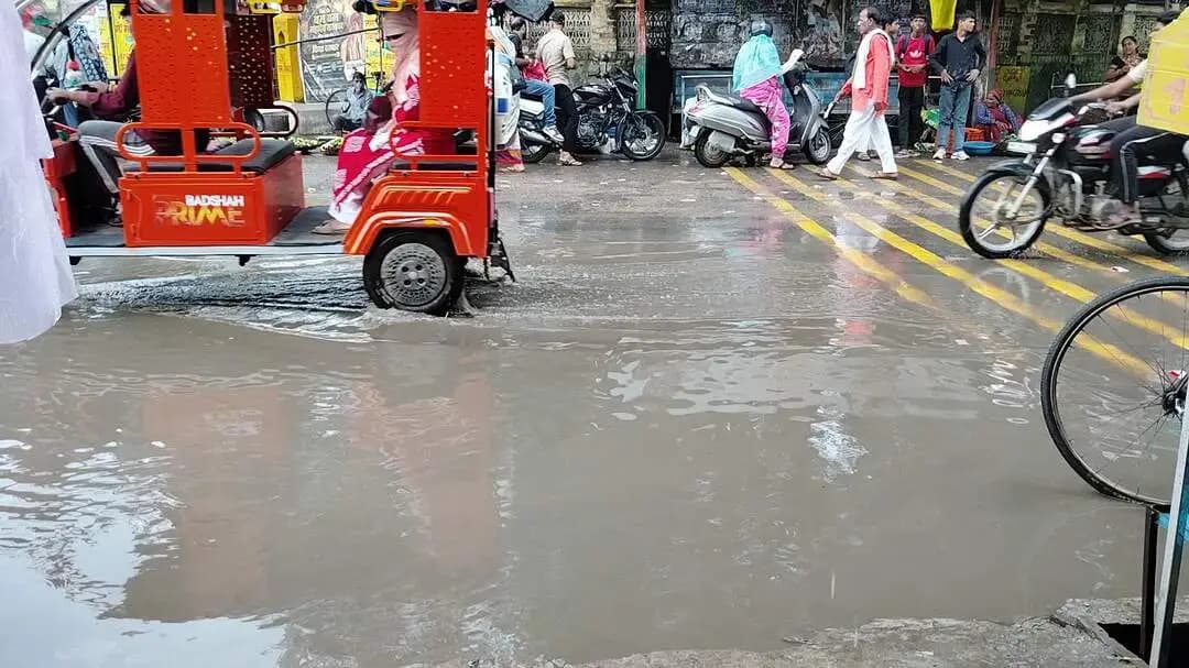 दतिया, कुछ समय की बारिश से ही दतिया की सड़कों पर हुआ जलभराव , यातायात में आ रही रुकावट ,जल निकास न होने से समस्या