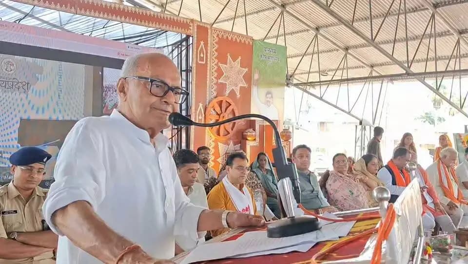 पूर्व वित्त मंत्री एवं दमोह विधायक जयंत कुमार मलैया ने कहा पहले और आज की परिस्थितियों में बहुत अंतर आ गया है उन्होंने बालाकोट क्षेत्र के गांव का जिक्र करते हुए कहा कि उसे समय वहां पर ना तो पक्की सड़के थी ना मकान पक्के थे अब वह क्षेत्र पूरी तरह से बदल गया है, पक्की सड़के हो गई है पक्के मकान बन गए हैं और उन्नत खेती हो रही है। श्री मलैया ने कहा जिले में पंचम नगर, सतधरू, सीता नगर परियोजनाएं शुरू हो जाने से सिंचाई के रकबे में बढ़ोतरी हुई है जगह-जगह स्टाफ डेम भी बनाए गए हैं