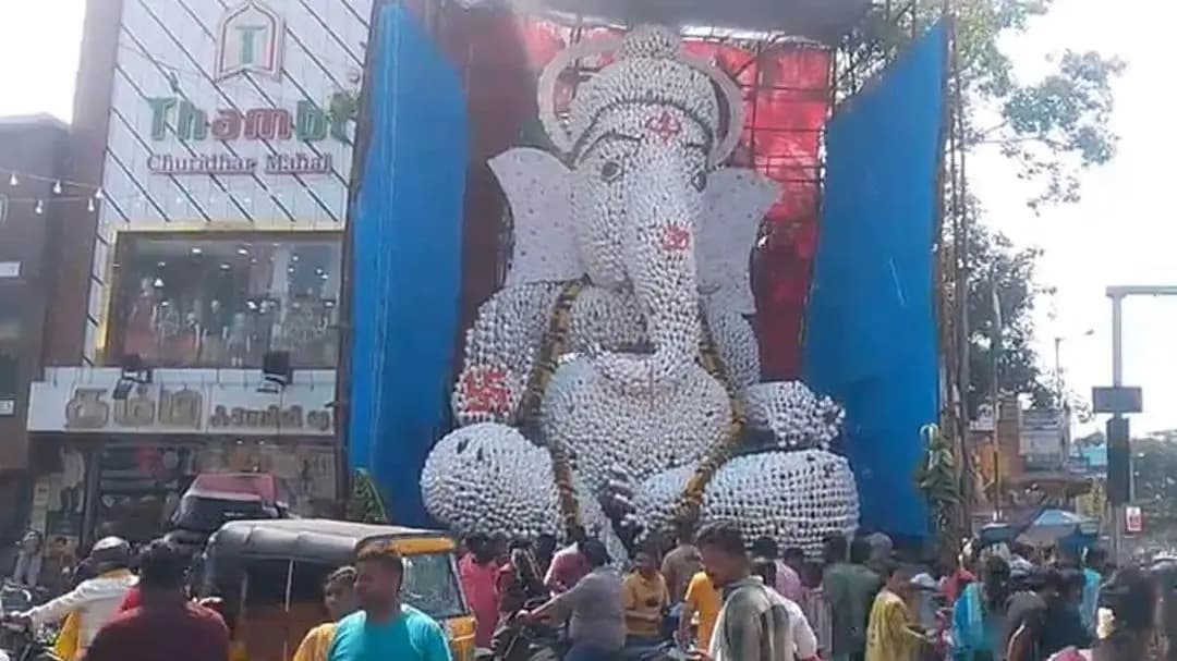 சென்னை கொளத்தூரில் பிரம்மாண்டமான 41 அடி உயர சங்கு விநாயகர் சிலை!