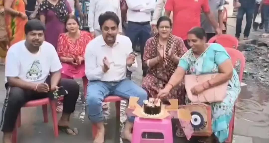 रोहिणी: मुकुंदपुर में गंदे पानी में बैठक, AAP का अनोखा विरोध