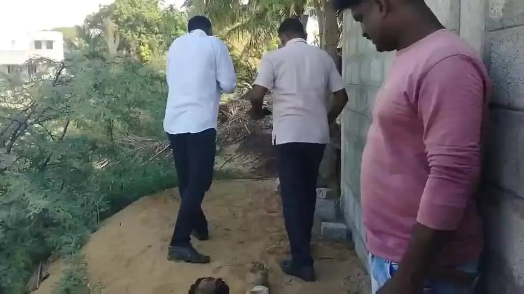கீழக்கரை: ஏர்வாடி அருகே காட்டுப்பகுதியில் 2 பேர் மர்ம மரணம்: போலீசார் தீவிர விசாரணை