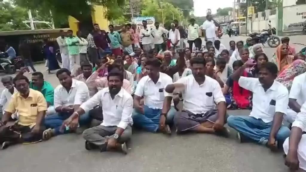 இராமநாதபுரம்: ராமநாதபுரத்தில் இருவர் உயிரிழப்பு: உறவினர்கள் சாலை மறியல்