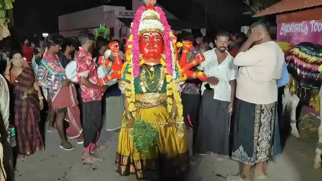 இராமநாதபுரம்: ராமநாதபுரம்: திருநங்கைகள் நடத்திய ஸ்ரீ முத்துமாரியம்மன் முளைக்கொட்டு திருவிழா