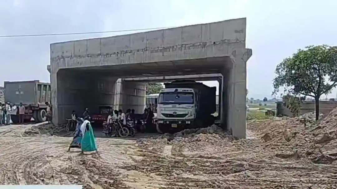 कसमार: बगियारी मोड़ पर सिक्स लेन अंडरपास के सामने कीचड़ से हादसे, आक्रोशित युवाओं ने HGIL के वाहन रोके