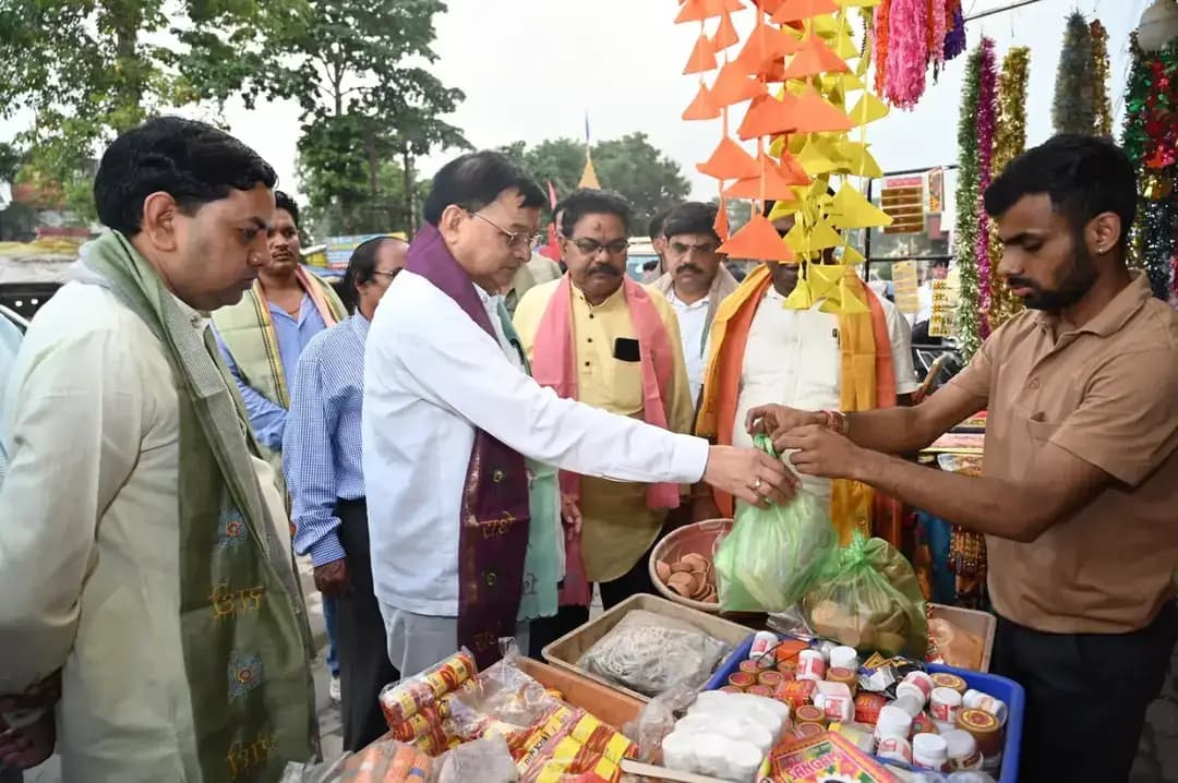 प्रधानमंत्री श्री नरेंद्र मोदी जी की 25 वर्षों की जनसेवा और राष्ट्रनिर्माण की यात्रा के प्रति सम्मान, आभार और स्नेह व्यक्त करने के लिए 17 सितंबर को शाम 7 बजे ‘आशीर्वाद का दीया’ जलाया जाएगा।
कैबिनेट मंत्री एवं कोरबा विधायक श्री लखन लाल देवांगन ने आज दर्री मुख्य मार्ग पहुंचकर मिट्टी के दीये खरीदे और आम नागरिकों से भी इस अभियान में सहभागी बनने की अपील की।
उन्होंने कहा कि प्रधानमंत्री जी ने अपने सार्वजनिक जीवन के 25 वर्ष देश और समाज की सेवा को समर्पित किए हैं। उनके नेतृत्व में देश ने विकास और आत्मविश्वास की नई दिशा हासिल की है।
#SevaSankalpAbhiyan
#सेवा_संकल्प_अभियान
#KorbaDistrict
#Chhattisgarh