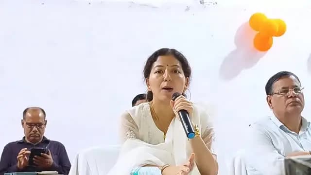 📚 जहानाबाद स्थित अब्दुलबारी नगर भवन में जिला पदाधिकारी, जहानाबाद श्रीमती छिरिड• वाई भूटिया की अध्यक्षता में अब्दुलबारी नगर भवन में *'बेहतर गुणवत्तापूर्ण शिक्षा की ओर'* विषय पर एक अत्यंत महत्वपूर्ण जिला स्तरीय कार्यशाला का आयोजन किया गया। इस कार्यशाला का मुख्य उद्देश्य जिले के सभी शैक्षणिक संस्थानों में शिक्षण व्यवस्था के स्तर को और अधिक सुदृढ़ बनाना तथा गुणवत्तापूर्ण शिक्षा के माध्यम से छात्र-छात्राओं की उपस्थिति में अभूतपूर्व वृद्धि दर्ज कराना था।
📕 जिला पदाधिकारी द्वारा यह बात स्पष्ट रूप से बताई गई कि विद्यालयों में विद्यार्थियों की उपस्थिति तभी बढ़ाई जा सकती है जब छात्र स्वयं अपनी रुचि और उत्साह से विद्यालय पहुँचें, और इसके लिए बच्चों को उच्च गुणवत्तापूर्ण शिक्षा प्रदान करना अति आवश्यक है। इसी उद्देश्य को ध्यान में रखते हुए जिले के सभी 100 उच्च विद्यालयों के प्रधानों को इस कार्यशाला में आमंत्रित किया गया था, जहाँ शिक्षा व्यवस्था में क्रांतिकारी सुधार लाने हेतु 11 विशेष आयामों पर विस्तार से बिंदुवार चर्चा की गई।
जिला पदाधिकारी द्वारा उपस्थित सभी विद्यालय प्रधानों को सख्त निर्देश दिया गया कि वे इन सभी 11 आयामों पर अनिवार्य रूप से काम करेंगे। उन्होंने स्पष्ट रूप से कहा कि प्रत्येक प्रधानाध्यापक को केवल एक प्रशासनिक प्रमुख नहीं, बल्कि एक कुशल प्रबंधक बनना पड़ेगा। जिला पदाधिकारी ने यह भी घोषणा की कि आने वाले समय में सभी प्रधानाध्यापकों के परफॉर्मेंस की नियमित जाँच की जाएगी। इस कार्यशाला में 11 आयामों की विस्तृत जानकारी दी गई। पहला आयाम दैनिक उपस्थिति ट्रैकिंग है, जिसके अंतर्गत छात्र और शिक्षकों की दैनिक उपस्थिति को ट्रैक किया जा रहा है। इसमें पीडीएफ के रूप में दैनिक उपस्थिति भेजी जा रही है और गूगल शीट के माध्यम से सभी का अनुश्रवण व ट्रैकिंग कार्य किया जा रहा है। दूसरा आयाम कक्षा प्रबंधन है, जिसके तहत समय सारणी और वर्ग (सेक्शन) वार कक्षाओं की व्यवस्था सुनिश्चित करनी है। सभी वर्गों का अपना निश्चित रूटीन हो और सभी बच्चे अपने-अपने वर्ग के अनुसार कक्षाओं में बैठें, यह सुनिश्चित करना बेहद जरूरी है। इसके साथ ही छात्रों के नियमित मूल्यांकन के लिए साप्ताहिक परीक्षा आयोजित करने के निर्देश दिए गए, ताकि उनके सीखने की गति का सही आकलन हो सके।
तीसरा और चौथा आयाम विद्यालय संसाधन एवं सुविधाएं तथा खेल-कूद एवं पाठ्येतर गतिविधियां से संबंधित है। इसमें बताया गया कि विद्यालय में उपलब्ध प्रयोगशाला, पुस्तकालय और अन्य बुनियादी सुविधाओं का किस प्रकार से बेहतर उपयोग किया जाए। इसके अलावा खेल-कूद और सांस्कृतिक गतिविधियों के माध्यम से बच्चों के मन में विद्यालय के प्रति रुचि बढ़ाने पर जोर दिया गया। अगला आयाम शिक्षक-अभिभावक बैठक है, जिसके अंतर्गत जिला पदाधिकारी महोदय ने निर्देश दिया कि यह शिक्षक-अभिभावक संगोष्ठी (PTM) वर्गवार (कक्षावार) आयोजित की जानी चाहिए, ताकि हर कक्षा के बच्चों के शैक्षणिक प्रदर्शन और समस्याओं पर व्यक्तिगत रूप से ध्यान दिया जा सके। उन्होंने कहा कि अभिभावक पूरी शिक्षा व्यवस्था के एक अत्यंत महत्वपूर्ण हितधारक हैं, इसलिए उन्हें विभाग की योजनाओं से अवगत कराना आवश्यक है। इसके साथ ही जो छात्र विद्यालय में लगातार अनुपस्थित रहते हैं, उनका उचित फॉलो-अप लेने का निर्देश दिया गया ताकि अनुपस्थिति के वास्तविक कारणों का पता लगाकर समाधान किया जा सके।
📒 कार्यशाला में शैक्षणिक अनुश्रवण पर चर्चा करते हुए कहा गया कि बच्चों का पूरा पाठ्यक्रम सही समय पर और गुणवत्ता के साथ पूरा होना चाहिए। साथ ही 'सब्जेक्ट बास्केट' पर विस्तृत चर्चा हुई, जिसमें यह व्यावहारिक तरीका बताया गया कि किस प्रकार किसी एक विषय के उपलब्ध शिक्षक अन्य विषयों का भी पठन-पाठन करा सकते हैं ताकि कक्षाओं का संचालन बाधित न हो। छात्रों में नेतृत्व क्षमता का विकास करने तथा उनमें स्वस्थ प्रतिस्पर्धा की भावना उत्पन्न करने के लिए पूरे विद्यालय के छात्रों को चार सदनों में बाँटने की व्यवस्था बताई गई, जैसे लाल, हरा, नीला, पीला या फिर स्थानीय नदियों और पहाड़ों के नाम पर इन चार सदनों का गठन किया जाए और उनके बीच विभिन्न प्रतियोगिताओं का आयोजन कराया जाए। इसके अतिरिक्त नेतृत्व क्षमता को और निखारने के लिए विद्यालय स्तर पर एक मुख्य छात्र (हेड बॉय) और एक मुख्य छात्रा (हेड गर्ल) की अवधारणा पेश की गई, जो विद्यालय के सभी कक्षा मॉनिटर्स को अनुशासित और व्यवस्थित करेंगे।
📖 शिक्षण को आधुनिक, सुलभ और तकनीक से जोड़ने वाले साधनों के बारे में जानकारी देते हुए फिलो ऐप का विशेष रूप से उल्लेख किया गया। जिला पदाधिकारी महोदय ने फिलो ऐप के उपयोग पर विशेष जोर देते हुए कहा कि यह राज्य सरकार की एक बहुत ही सराहनीय और बेहतरीन परियोजना है, जिसके माध्यम से गुणवत्तापूर्ण शिक्षा को धरातल पर सुनिश्चित किया जा सकेगा। उन्होंने निर्देशित किया कि सभी बच्चों को इस ऐप की पूरी जानकारी होनी चाहिए और विद्यालयों में इसका प्रयोग अवश्य कराया जाना चाहिए। इसके माध्यम से बच्चे अपनी पढ़ाई से जुड़ी किसी भी समस्या का त्वरित और सीधा समाधान लाइव माध्यम से अपने शिक्षकों से प्राप्त कर सकते हैं। वहीं यदि किसी छात्र को विद्यालय में शिक्षण संबंधी कोई समस्या या शिकायत होती है, तो वे विद्यार्थी सहयोग पोर्टल पर अपनी शिकायत दर्ज करा सकते हैं।
आधारभूत संरचना और छात्र कल्याण से जुड़े महत्वपूर्ण मुद्दों पर बात करते हुए जिला पदाधिकारी महोदय ने कहा कि कारपोरेट सामाजिक उत्तरदायित्व (CSR) के माध्यम से बच्चों को शीतकालीन पोशाक (स्वेटर), जूते और मोज़े उपलब्ध कराने का विशेष प्रयास किया जाएगा। इसके अतिरिक्त, जिन विद्यालयों के पास अपना भवन नहीं है अथवा पर्याप्त मात्रा में कक्षाएं उपलब्ध नहीं हैं, जिला शिक्षा पदाधिकारी को उन विद्यालयों का त्वरित आंकलन (असेसमेंट) कर उन्हें दो पालियों (शिफ्टों) में संचालित करने का
निर्देश दिया गया।
📒 जिला पदाधिकारी ने विशेष जोर देते हुए दोहराया कि छात्रों को विद्यालय से जोड़ने के लिए गुणवत्तापूर्ण शिक्षा अति आवश्यक है और वे स्वयं सभी विद्यालयों का निरंतर औचक निरीक्षण करती रहेंगी। उन्होंने सख्त चेतावनी दी कि यदि इन सभी आयामों पर काम करने में किसी भी प्रकार की कोताही बरती जाएगी, तो दोषियों को किसी भी हाल में बख्शा नहीं जाएगा। उन्होंने स्पष्ट किया कि वे नहीं चाहतीं कि किसी का कोई नुकसान हो, इसलिए उन्होंने कड़ा निर्देश दिया कि इन सभी 11 आयामों पर शत-प्रतिशत कार्य होना आवश्यक है। उन्होंने बताया कि यह कार्यशाला अभी उच्च विद्यालयों के लिए आयोजित की गई थी, लेकिन इसके बाद सभी प्रखंडों में जाकर मध्य विद्यालयों और प्राथमिक विद्यालयों के प्रधानाध्यापकों के लिए भी ऐसी ही कार्यशालाएं आयोजित की जाएंगी।
📚 कार्यशाला के अंत में उपस्थित सभी प्रधानाध्यापकों के बीच एक प्रश्नोत्तरी (क्विज़) प्रतियोगिता का आयोजन कराया गया, जिसमें कार्यशाला में बताए गए विषयों और आयामों से संबंधित प्रश्न पूछे गए ताकि यह सुनिश्चित किया जा सके कि सभी प्रतिभागियों ने निर्देशों को भली-भांति समझ लिया है।
#गुणवत्तापूर्णशिक्षा_विद्यालयउपस्थिति
#जनभागीदारी_शिक्षासेप्रगति
#जिला_प्रशासन_जहानाबाद #IPRDBihar
#सहयोग_से_समाधान
#जनभागीदारी_शिक्षासेप्रगति