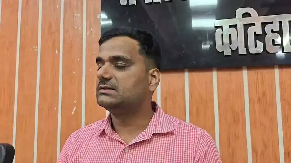 17 सितंबर को "आशीर्वाद का दिया" कार्यक्रम का आयोजन कटिहार जिला में किया जाएगा*
*माननीय प्रधानमंत्री नरेंद्र मोदी के सेवा और समर्पण के 25 साल पूरे होने पर जिला में हजारों दीप होंगे प्रज्ज्वलित*
कटिहार, 15 सितंबर 2026, मंगलवार।
प्रधानमंत्री श्री नरेंद्र मोदी जी के सेवा और समर्पण के 25 वर्ष पूरे होने पर कटिहार में भी एक विशेष कार्यक्रम का आयोजन 17 सितंबर, 2026 दिन गुरुवार को होगा।
"आशीर्वाद का दिया" जलाने से संबंधित की जा रही तैयारी की समीक्षात्मक बैठक जिला पदाधिकारी कटिहार आशुतोष द्विवेदी की अध्यक्षता में सभागार में आहूत की गई ।
सभागार में जिला स्तरीय पदाधिकारी गण उपस्थित रहें। साथ ही वीडियो कॉन्फ्रेंसिंग के जरिए जिला के सभी प्रखंडों के सभी प्रखंड स्तरीय पदाधिकारी, सभी स्वास्थ्य केदो के चिकित्सक गण एवं अन्य विभागों के पदाधिकारीगण भी जुड़े रहें।
जिला पदाधिकारी ने बैठक में शामिल पदाधिकारीगण को बताया कि इस अवसर पर कटिहार जिले के प्रमुख प्रशासनिक भवन, सांस्कृतिक स्थलों औरन्होंने अन्य महत्वपूर्ण चौक चौराहों जगहों पर "आशीर्वाद का दिया" प्रज्जवलित किया जाएगा।
*संध्या में समाहरणालय कटिहार में मुख्य कार्यक्रम का आयोजन किया जाएगा।जिसमें जनप्रतिनिधिगण, प्रशासनिक अधिकारीगण, जिले के प्रबुद्धजन आदि सम्मिलित होंगे* ।
"आशीर्वाद का दिया" कार्यक्रम की तैयारी अपने अंतिम चरण में हैं । इसके लिए व्यवस्थाओं को सुनिश्चित किया जा रहा है।
जिला पदाधिकारी कटिहार श्री आशुतोष द्विवेदी के नेतृत्व में मुख्य कार्यक्रम समाहरणालय कटिहार में संध्या 5.30 बजे होगा। जहां दीप प्रज्ज्वलित किए जायेंगे।
इसके अलावा "आशीर्वाद का दिया" कार्यक्रम के तहत कटिहार नगर के समाहरणालय परिसर के अलावा जिला निबंधन परामर्श केंद्र, जिले के सभी अनुमंडल कार्यालयों, सभी विद्यालयों, सभी प्रखंड कार्यालयों, सभी स्वास्थ्य केंद्रों, सभी पंचायत भवनों, सभी औद्योगिक प्रशिक्षण संस्थान, सभी नर्सिंग कॉलेज, सभी राजकीय पॉलिटेक्निक कॉलेज, सभी पंचायत सरकार भवन, सभी ई किसान भवन, सभी सामुदायिक भवन, सभी मनरेगा भवन, सभी आंगनबाड़ी केंद्र, सभी जीविका भवन, सभी प्रमुख टोला क्षेत्र, जीविका कार्यालय पर "आशीर्वाद का दिया" प्रज्जवलित किया जाएगा।
जिलाधिकारी कटिहार आशुतोष द्विवेदी द्वारा इसके लिए आवश्यक दिशा -निर्देश जारी कर दिया गया है।
जिला जनसंपर्क पदाधिकारी,
कटिहार ।
Information & Public Relations Department, Government of Bihar #SevaSankalpAbhiyan #katihar