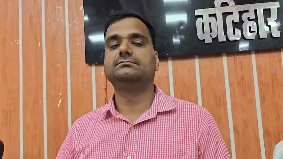 बाढ़ राहत कार्यों की अद्तन जानकारी*
कटिहार ,15 सितंबर 2026 मंगलवार।
इस वर्ष 2026 की मानसून अवधि के दौरान विगत दिनों कटिहार जिला अंतर्गत गंगा, कोसी, बरांडी एवं कारीकोसी नदियों के जल स्तर में वृद्धि के फलस्वरूप इन नदियों के निकटवर्ती विभिन्न क्षेत्रों में बाढ़ की स्थिति उत्पन्न हुई। वर्तमान में कुर्सेला, बरारी, अमदाबाद, मनिहारी, मनसाही, समेली तथा प्राणपुर अंचलों के अन्तर्गत कुल 59 ग्राम पंचायत के 607 गाँव एवं 04 नगर पंचायत के 40 वार्डों के कुल-9,39,766 आबादी के बाढ़ प्रभावित होने की सूचना प्राप्त हुई है।
आज दिनांक 15.09.2026 को माननीय मुख्यमंत्री, बिहार सरकार द्वारा बाढ़ से प्रभावित परिवारों को आनुग्रहिक अनुदान (GR) सहायता राशि भुगतान का शुभारम्भ किया गया। आज प्रथम चरण में कटिहार जिलान्तर्गत बाढ़ से प्रभावित अंचलों के कुल 1,33,798 (एक लाख तैतीस हजार सात सौ अंठानवे) परिवारों को 7000/- रुपये प्रति परिवार की दर से आनुग्रहिक अनुदान (GR) की राशि Direct Benefit Transfer (DBT) के माध्यम से सीधे लाभूकों के बैंक खाता में अन्तरित कर दिया गया है, अंचलवार संख्यात्मक विवरणी निम्न है :-
अंचल
लाभूकों की संख्या
भुगतान की गई राशि
अमदाबाद
49,233
(7000/-रु० प्रति परिवार)
मनिहारी
46,626
32,63,82,000 /- रुपये
34,46,31,000/-रुपये
कुर्सेला
16,549
11,58,43,000/- रुपये
बरारी
15,751
11,02,57,000/- रुपये
मनसाही
1,484
1,03,88,000/- रुपये
समेली
4,155
2,90,85,000/- रुपये
कुल योग
1,33,798
93,65,86,000/-रुपये
अवशेष पात्र प्रभावित परिवारों को भुगतान की कार्रवाई अगले चरण में की जायेगी।
जिला प्रशासन, कटिहार के द्वारा बाढ़ की स्थिति को देखते हुए प्रभावित क्षेत्रों में राहत एवं बचाव कार्यों के साथ-साथ आवागमन, भोजन, स्वास्थ्य, पशु चिकित्सा, पेयजल एवं अन्य आवश्यक सुविधाओं की उपलब्धता सुनिश्चित कराया जा रहा है। प्रमुख बाढ़ राहत एवं बचाव व्यवस्थाएँ निम्नांकित हैः-
*संचालित कराये जा रहे नावों की व्यवस्थाः-*
बाढ़ प्रभावित क्षेत्रों में आवागमन एवं आवश्यक सामग्रियों की आवाजाही हेतु कुल 142 नाव परिचालित है। साथ ही बरारी अंचल में 02 मोटरबोट का परिचालन किया जा रहा है। अंचलवार
*नावों की संख्या निम्नांकित है
बरारी में 38 नाव,
कुर्सेला में 25 नाव,
कोढ़ा में 03 नाव,
मनिहारी में 34 नाव,
मनसाही में 04 नाव,
फलका में 02 नाव
अमदाबाद में 18 नाव,
प्राणपुर में 17 नाव,
समेली में 01 नाव ।
*सामुदायिक रसोई केन्द्र के माध्यम भोजन की व्यवस्था* -
बाढ़ से प्रभावित क्षेत्रों के विस्थापितों एवं जलमग्न घरों में रह रहे परिवारों के लिए अबतक बरारी अंचल अन्तर्गत 70 रसोई केन्द्र में 9,13,973 कुर्सेला अंचल अन्तर्गत 68 रसोई केन्द्र में 6,59,794; मनिहारी अंचल अन्तर्गत 134 रसोई केन्द्र में 12,18,925 अमदाबाद अंचल अन्तर्गत 116 रसोई केन्द्र में 14,47,919; मनसाही अंचल अन्तर्गत 06 रसोई केन्द्र में 44,587; समेली अंचल अन्तर्गत 18 रसोई केन्द्र में 84,655 तथा प्राणपुर अंचल अन्तर्गत 39 रसोई केन्द्र में 1,23,111; कुल 451 सामुदायिक रसोई केन्द्रों के माध्यम से 44,92,964 बाढ़ प्रभावित व्यक्तियों को भोजन कराया गया है। इसके अलावे प्रभावितों के बीच अबतक कुल 410 सूखा राशन पैकेट वितरण किया गया है।
*संचालित मानव चिकित्सा शिविर-*
बाढ़ से प्रभावित हुए क्षेत्रों के प्रभावित व्यक्तियों को स्वास्थ्य सुविधाएँ पहुँचाने के निमित्त अबतक
बरारी अन्तर्गत 96, अमदाबाद अन्तर्गत 49, कुर्सेला अन्तर्गत 60, मनिहारी अन्तर्गत 101, समेली अन्तर्गत 11, मनसाही अन्तर्गत 22 एवं प्राणपुर अन्तर्गत 08 कुल 347 संचालित स्वास्थ्य शिविरों के माध्यम से अबतक लगभग 24,060 व्यक्तियों का ईलाज किया जा चुका है। साथ ही कुल 439 किग्रा० ब्लीचिंग पाउडर का छिड़काव एवं कुल 6930 हैलोजेन टैबलेट का वितरण किया गया है। इसके अलावे आज मनिहारी एवं अमदाबाद में 01-01, कुल 02 बोट एम्बुलेन्स संचालित है।
*पशु चिकित्सा शिविर एवं पशुचारा की व्यवस्था* -
बाढ़ प्रभावित पशुओं के उपचार हेतु बरारी अन्तर्गत 01 (मोहनाचाँदपुर), कुर्सेला अन्तर्गत 01 (रेलवे माल गोदाम), मनिहारी अन्तर्गत 01 (नारायणपुर पंचायत भवन) तथा अमदाबाद अन्तर्गत 01 (चौकिया पहाड़पुर), कुल 04 पशु चिकित्सा शिविर संचालित कर पशु चिकित्सा की व्यवस्था की गई है। मनसाही अन्तर्गत मोबाईल भेटनरी यूनिट द्वारा 09 पशुओं का ईलाज हुआ है। अबतक संचालित किये गए 49 शिविरों के माध्यम से कुल 5646 पशुओं का इलाज किया गया।
इसके आलावे वैसे सभी स्थल जहाँ लोग बाढ़ से विस्थापित होकर अपने मवेशी के साथ आ गए है ऐसे स्थानों पर यथा बरारी अन्तर्गत 113.60 क्वींटल, कुर्सेला अन्तर्गत 240.10 क्वींटल, मनिहारी अन्तर्गत 189.10 क्वींटल तथा अमदाबाद अन्तर्गत 118.40 क्वींटल अबतक कुल 661.20 क्वींटल (गेंहूँ का भूसा) वितरण किया जा चुका है।
*पॉलीथीन शीट्स वितरित -*
बाढ़ से प्रभावित एवं विस्थापित परिवारों के बीच आवश्यकतानुसार पॉलीथीन शीट्स का वितरण कार्य लगातार जारी है। अंचलवार आँकड़ा इस प्रकार बरारी अन्तर्गत 7880, कुर्सेला अन्तर्गत में 8960, मनिहारी अन्तर्गत 28200, अमदाबाद अन्तर्गत 20000, मनसाही अन्तर्गत 2625, प्राणपुर अन्तर्गत 6950 एवं समेली अन्तर्गत 1450, अबतक कुल 76,065 नग पॉलीथीन शीटस प्रभावितों के बीच वितरित किया जा चुका है।
*पेयजल एवं शौचालय की व्यवस्था*
बाढ़ग्रस्त क्षेत्रों में स्वच्छ पेयजल एवं शौचालय की उपलब्धता लोक स्वास्थ्य अभियंत्रण विभाग, कटिहार के माध्यम से सुनिश्चित की जा रही है। अबतक कुल 184 चापाकल एवं 206 शौचालय अधिष्ठापन किया जा चुका है, अंचलवार स्थिति निम्नांकित है :-
अंचल
चापाकल
शौचालय (अस्थायी)
बरारी
98
115
कुर्सेला
34
20
05
00
प्राणपुर
मनिहारी
23
44
अमदाबाद
24
27
कृषि प्रभावित क्षेत्र
जिलान्तर्गत नदियों के जलस्तर में हुई वृद्धि के फलस्वरूप सात अंचलों के कृषि क्षेत्र बाढ़ से प्रभावित हुए है। अनुमानित प्रभावित कृषि क्षेत्र की अंचलवार स्थिति-बरारी अन्तर्गत 2274 हेक्टेयर, कुर्सेला अन्तर्गत 207 हेक्टेयर, मनसाही अन्तर्गत 103 हेक्टेयर, प्राणपुर अन्तर्गत 841 हेक्टेयर, समेली अन्तर्गत 91 हेक्टेयर, मनिहारी अन्तर्गत 1467 हेक्टेयर तथा अमदाबाद अन्तर्गत 1758 हेक्टेयर, कुल अनुमानित प्रभावित रकवा 6741 हेक्टेयर है, जिसमें मुख्यतः धान, जूट, मक्का, केला एवं सब्जी की फसलें आच्छादित थी।
जिला आपातकालीन संचालन केन्द्र (DEOC) -
जिलान्तर्गत किसी भी प्रकार की आपदा संबंधी त्वरित सूचना संग्रहण, समन्वयन एवं सहायता हेतु जिला आपातकालीन संचालन केन्द्र (DEOC) - सह-नियंत्रण कक्ष 24X7 के आधार पर पालीवार कार्यरत है। प्राप्त सूचना / शिकायत / जानकारी के आलोक में संबंधित पदाधिकारियों को तत्काल अवगत कराया जा रहा है एवं पजी भी संधारित है :-
दूरभाष संख्या: 06452-239025, 239026, 242400
ईमेल आई०डी०: deoc-katihar@bihar.gov.in
जिला प्रशासन, कटिहार की अपील -
बाढ़ प्रभावित क्षेत्रों के नागरिकों से अपील है कि वे प्रशासन द्वारा जारी दिशानिर्देशों का पालन करें, अनावश्यक रूप से बाढ़ प्रभावित क्षेत्रों में आवागमन न करे तथा किसी प्रकार की आपदा संबंधी सूचना अथवा आवश्यकता होने पर तत्काल जिला आपातकालीन संचालन केन्द्र (DEOC) - सह-नियंत्रण कक्ष से सम्पर्क करें। जिला प्रशासन, कटिहार द्वारा बाढ़ प्रभावित क्षेत्रों की स्थिति पर लगातार निगरानी रखी जा रही है तथा आवश्यकता के अनुरूप राहत एवं बचाव कार्यों का विस्तार किया जा रहा है।
*** "आपदा नहीं हो भारी, यदि पूरी हो तैयारी" ***
जिला जनसंपर्क पदाधिकारी,
कटिहार।
Information & Public Relations Department, Government of Bihar Disaster Management Department Govt. of Bihar #BiharFloodRelief #FloodManagement #relief #katihar #DisasterResponse #कटिहार