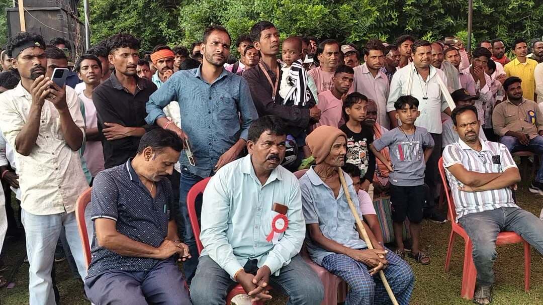 न्यू विद्यार्थी विकास क्लब द्वारा आयोजित नागपुरी प्रोग्राम में कलाकारों ने जम कर झुमाया। देखने के लिए उमड़ी भींड