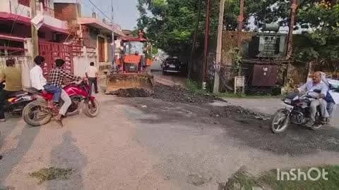 सिंगरौली: हादसों को देखते हुए नगर निगम ने वार्ड 40 डीएवी रोड पर जानलेवा गड्ढों में डस्ट डालकर कराया समतलीकरण