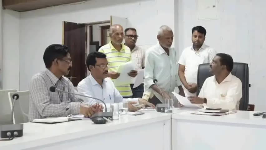 सक्ती: कलेक्टर के निर्देशन में अपर कलेक्टर ने जनदर्शन में सुनी आमजनों की विभिन्न समस्याएं, कुल 24 आवेदन प्राप्त हुए