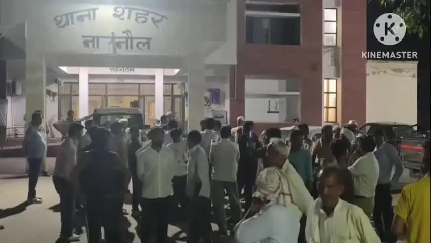 नारनौल: नारनौल थाने में लोगों का हंगामा, आरोप- पुलिसवाला मोहल्ले के युवकों संग चिट्टा बेचता है