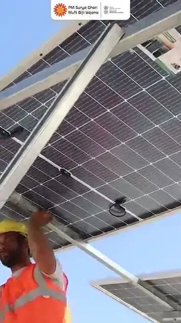 ☀️ पीएम सूर्य घर योजना — स्वच्छ ऊर्जा, सशक्त परिवार
सारण जिले में पीएम सूर्य घर योजना के माध्यम से घरों की छतों पर सोलर रूफटॉप लगाने को प्रोत्साहित किया जा रहा है।
योजना के तहत पात्र लाभुकों को सरकार द्वारा सब्सिडी का लाभ प्रदान किया जा रहा है।
सौर ऊर्जा के उपयोग से बिजली की बचत के साथ स्वच्छ एवं हरित ऊर्जा को बढ़ावा मिलेगा।
आइए, सौर ऊर्जा अपनाएं और ऊर्जा के क्षेत्र में आत्मनिर्भरता की ओर कदम बढ़ाएं।
जिला प्रशासन, सारण, छपरा
☀️ हर घर सौर ऊर्जा की ओर