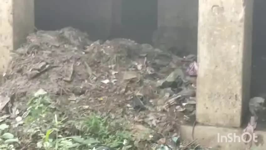 बांदा: सोनरही गांव में दूसरा स्कूल बनने के बाद बंद पड़ा प्राथमिक विद्यालय बना कूड़ा घर