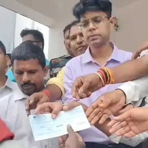 गोगरी: गोगरी पंचायत में पशुचारा लाने गए किशोर की बाढ़ में डूबकर मौत, परिजनों को सीओ ने दिया ₹4 लाख का चेक