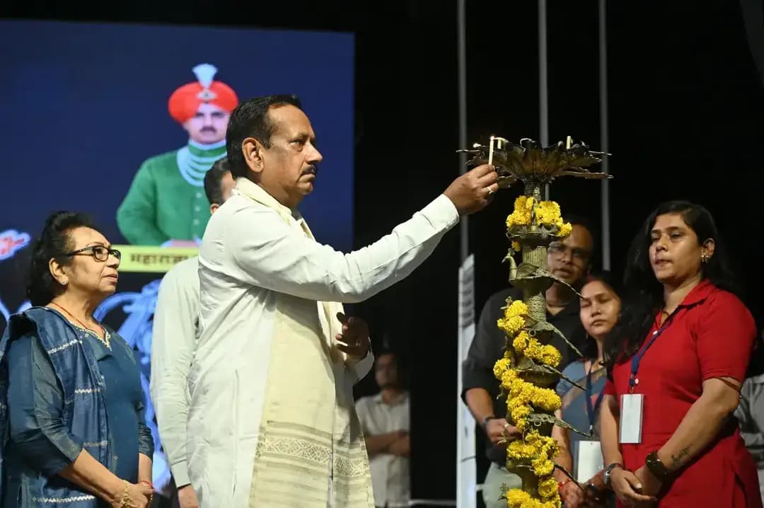 राज्यसभा सांसद श्री देवेंद्र प्रताप सिंह ने दीप प्रज्वलित कर किया चक्रधर समारोह के दूसरे दिन का शुभारंभ
#chakradharsamaroh #41chakradharsamaroh #chakradharsamaroh2026 #raigarh
