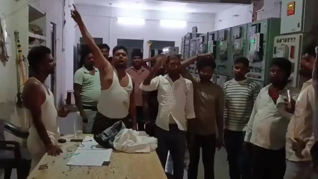 फतेहपुर: बिजली कटौती से परेशान ग्रामीणों ने राधानगर पावरहाउस में किया हल्ला, नशे में मिले कर्मचारियों से हुई नोकझोंक