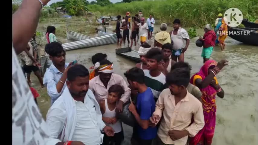 साहिबगंज: साहिबगंज में नगर परिषद अध्यक्ष रामपुर दियारा, टोपरा, दुर्गाटोली पहुंचे, बाढ़ प्रभावित परिवारों से मुलाकात कर राहत बांटी