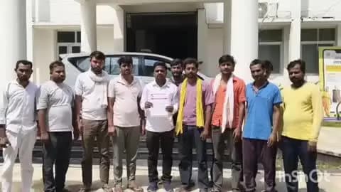 बांदा: ग्राम पंचायत मुरवल में 100 गोवंश ले जाने के मामले पर विश्व हिंदू महासंघ गौ रक्षा समिति ने कमिश्नर को सौंपा ज्ञापन