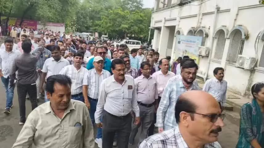 नीमच नगर: नीमच में स्वामित्व योजना में पटवारियों को निष्पादक बनाने का विरोध, रैली निकाल सौंपा ज्ञापन
