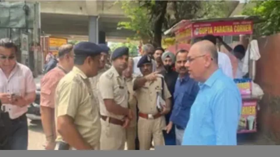 कालकाजी: मोदी मिल फ्लाईओवर से कालकाजी तक यातायात सख्ती से नियंत्रित