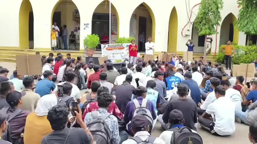बड़वानी: एसबीएन कालेज के मेधावी छात्रों ने कालेज में 400 मीटर का ट्रैक बनवाने की मांग को लेकर धरना-प्रदर्शन शुरू किया