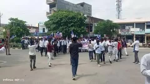 नौगढ़: आजाद समाज पार्टी के लोगों ने अपनी कई मांगों को लेकर रैली प्रदर्शन कर जिलाधिकारी सिद्धार्थनगर को दिया ज्ञापन