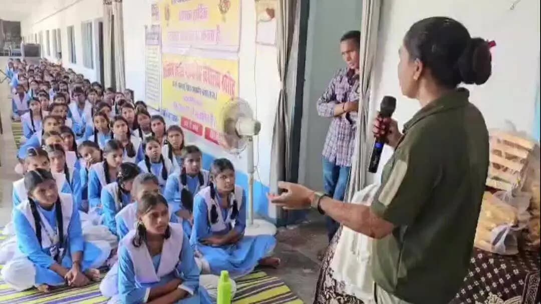 पामगढ़: खरौद नगर के शासकीय हायर सेकेंडरी स्कूल में वरिष्ठ पत्रकार कुंजबिहारी साहू की स्मृति में कॅरियर मार्गदर्शन का आयोजन हुआ