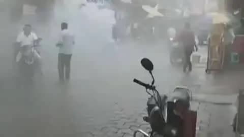 फतेहपुर: चौक में इलेक्ट्रिक स्कूटी में लगी आग, मची अफरा-तफरी, स्थानीय दुकानदारों ने बुझाई आग, स्कूटी जलकर खाक