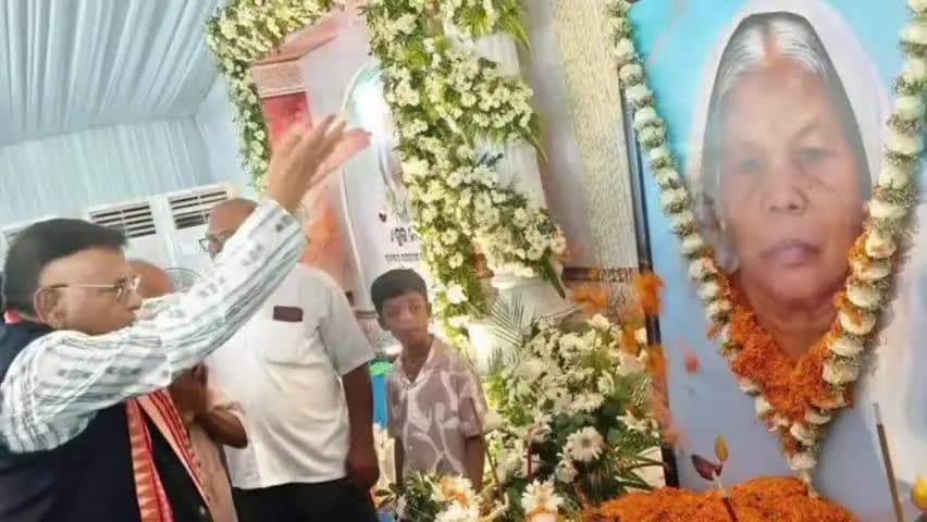 ସୋର: ମନ୍ତ୍ରୀ ରବି ନାରାୟଣ ନାୟକଙ୍କ ମାତାଙ୍କ ଏକାଦଶାହ କାର୍ଯ୍ୟକ୍ରମ କୁଚିଣ୍ଡାରେ ଯୋଗଦେଲେ ସିମୁଳିଆ ବିଧାୟକ