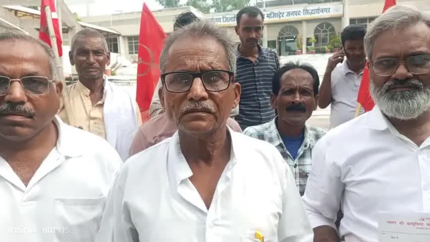 शोहरतगढ़: भारत की कम्युनिस्ट पार्टी (CPIM) के लोगों ने कलेक्ट्रेट पर प्रदर्शन कर जिलाधिकारी को दी ज्ञापन, कई मांगें की