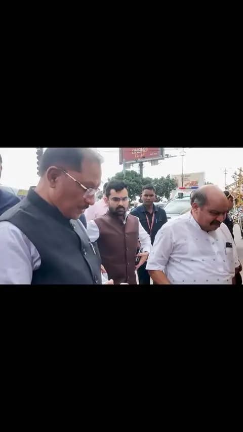 वोकल फॉर लोकल को मिली मजबूती और एक दीया प्रधानमंत्री जी के सेवा के संकल्प से जुड़ गया।
तेलीबांधा मरीन ड्राइव पर मुख्यमंत्री श्री विष्णु देव साय ने बड़ी ही सहजता से स्थानीय दीप विक्रेता मीरा से आत्मीय संवाद कर ‘आशीर्वाद का दीया’ खरीदा और उनके श्रम का सम्मान किया, देखें इसकी झलक…
प्रधानमंत्री श्री नरेंद्र मोदी जी के सेवा और जनकल्याण के संकल्प का स्मरण करते हुए मुख्यमंत्री श्री साय ने 17 सितंबर को आशीर्वाद का दीया जलाकर सेवा संकल्प अभियान 2026 से जुड़ने की अपील भी की।
@PMOIndia @narendramodi @vishnudsai
#सेवा_संकल्प_अभियान #आशीर्वाद_का_दीया #VocalForLocal #SevaSankalpAbhiyan #ViksitChhattisgarh